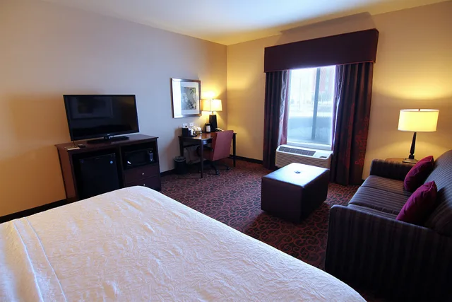 غرفة بسرير كينج مع أريكة، Hampton Inn And Suites Grand Forks 2/2