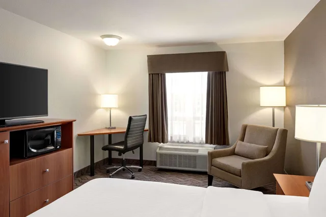 غرفة قياسية بسرير كينج، Super 8 by Wyndham Calgary Shawnessy Area 8/10
