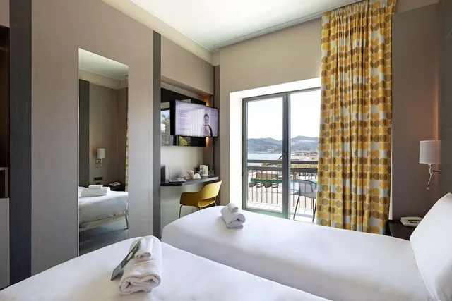 غرفة بسريرين منفصلين بشرفة، B&B Hotel Savona 2/10