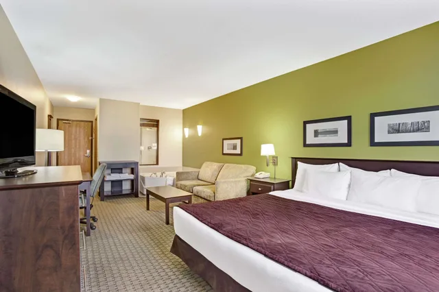 Suite, King Bed, Sofa, Super 8 By Wyndham St-Jerome 1/4