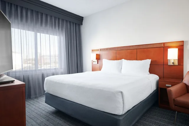 جناح بسرير كينج مع أريكة، Courtyard by Marriott Kansas City Overland Park/Metcalf, South of College Boulevard 1/5