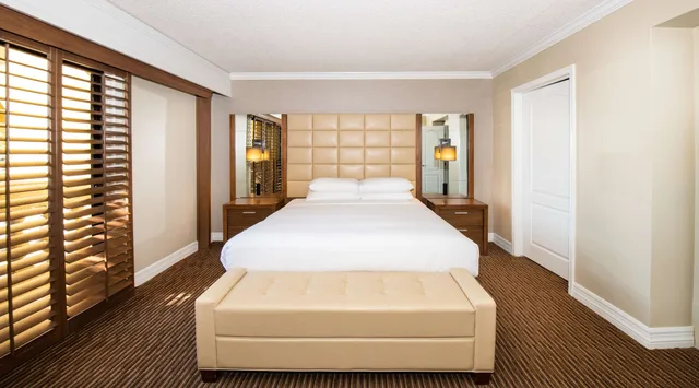 ambassador 1 king bed agave suite 1.5 bath، Hilton Phoenix Resort at the Peak 2/4