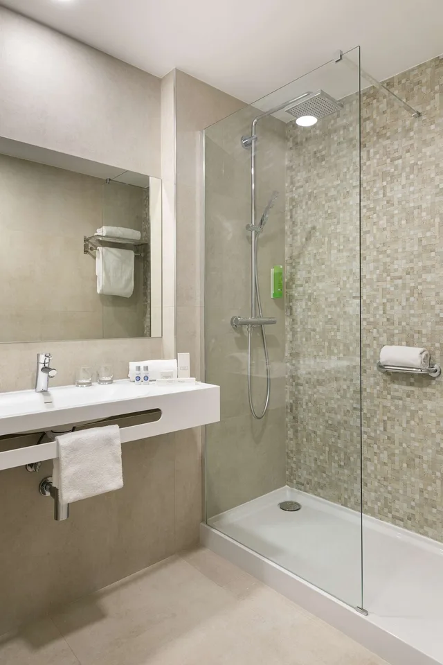 غرفة سوبيريور بسرير كينج وسرير فردي بشرفة، Best Western Hotel Mediterranee Menton 5/6