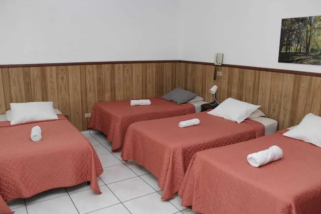 غرفة رباعية بسريرين كوين بحمام خاص، Hotel Manantiales El Salvador 2/5