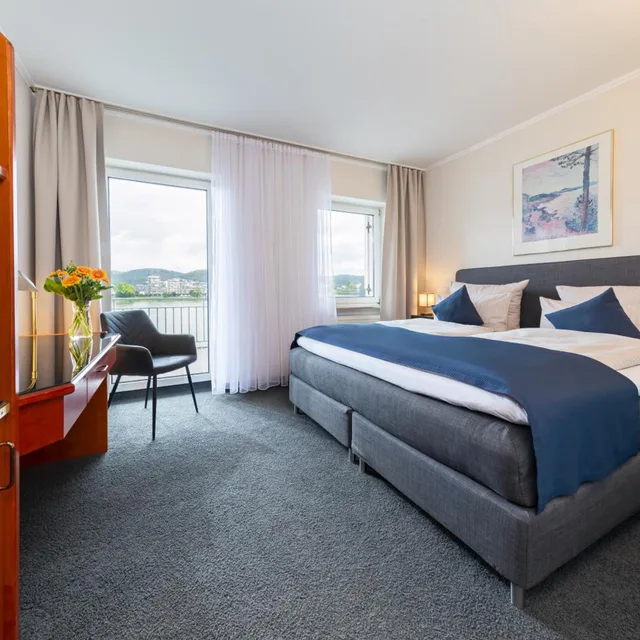 غرفة بسرير مزدوج بإطلالة على النهر بشرفة، Rheinhotel Vier Jahreszeiten 1/6