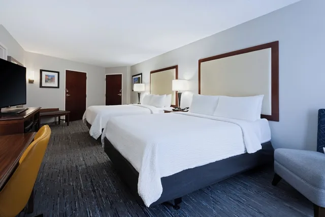 Standard, 2 Queen Beds, Accessible, Holiday Inn Express and Suites Cincinnati Riverfront, an IHG Hotel 4/8