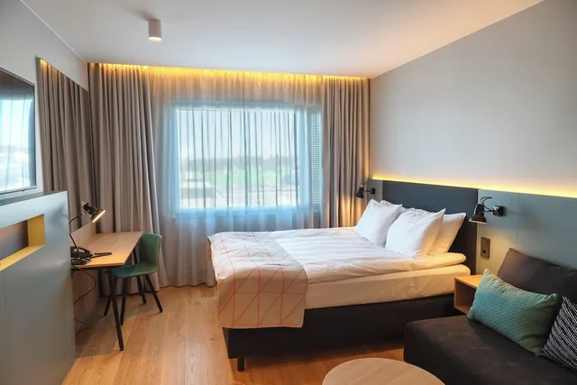 غرفة قياسية بسرير كوين مع أريكة، Holiday Inn Helsinki Expo Ex Holiday Inn Helsinki Exhibition Convention Centre 2/10
