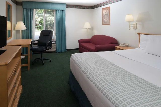 جناح استوديو بسرير كينج لذوي الإعاقة، Baymont by Wyndham Coeur d'Alene 1/1