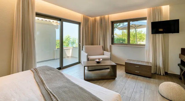جناح غراند بسرير كينج بإطلالة على البحر مع أريكة، Prima Vista Beachfront Boutique Hotel 1/2