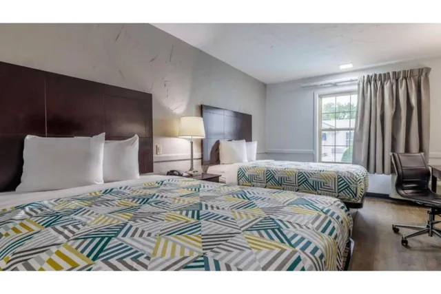 2 Queen Beds Mobility Accessible Tub, Smk، Motel6 Dallas, TX - Downtown 4/10