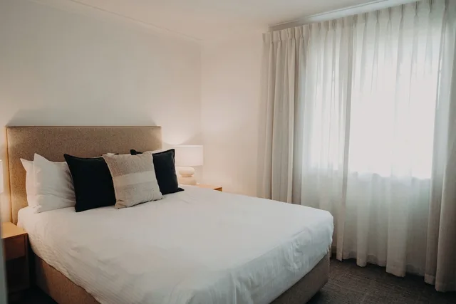 شقة بسرير كوين وسريرين منفصلين بغرفتي نوم، Albany Motel And Apartments 1/4