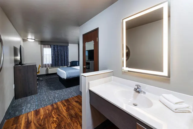 غرفة بسرير كوين، Hotel J Green Bay Formerly Airport Settle Inn 7/8