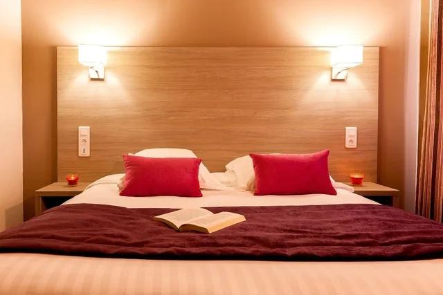 غرفة قياسية بسرير كوين بشرفة، HOTEL L OUSTAL 3/6