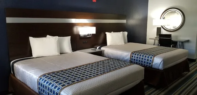 غرفة قياسية بسريرين كوين بمطبخ صغير، HomeBridge Inn & Suites (Ex Howard Johnson Inn and Suites Beaumont) 1/2