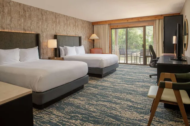 غرفة بسريرين كوين، Edgewater Missoula, Tapestry Collection by Hilton 1/2