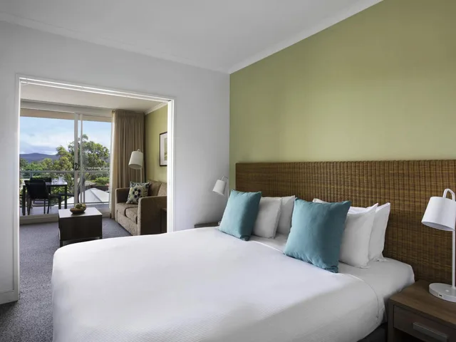 1 Bedroom, Spa, Suite, Queen Bed, Town View, Sofa، Mantra Ettalong Beach 4/8