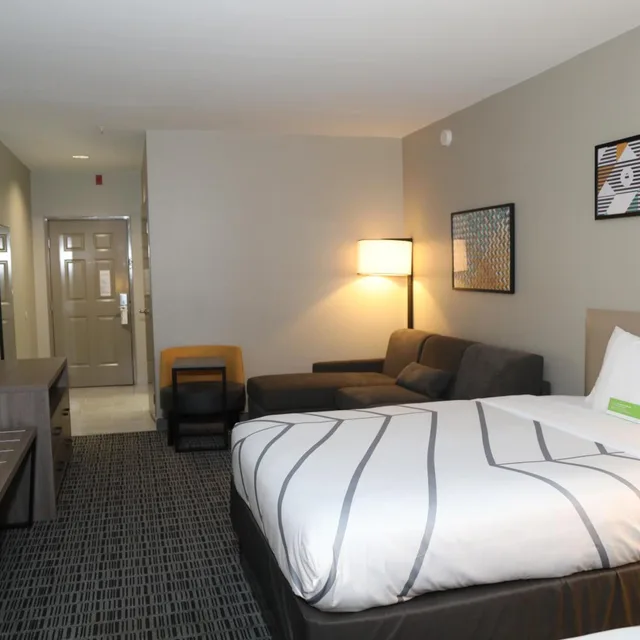 غرفة ديلوكس بسريرين مزدوجين مع أريكة، La Quinta Inn and Suites by Wyndham Montgomery 2/10