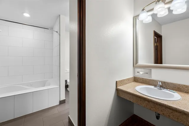 غرفة قياسية كبيرة بسرير كينج بشرفة مع أريكة، Best Western Chieftain Inn 3/3