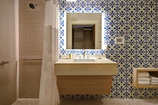 غرفة بسريرين كوين بحوض استحمام لذوي الإعاقة، Doubletree By Hilton Virginia Beach Oceanfront South 1/1