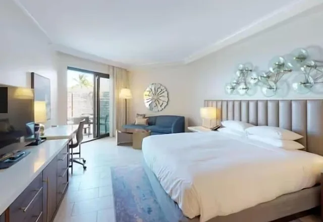 غرفة بسرير كينج بإطلالة جزئية على البحر مع أريكة، Hilton Marco Island Beach Resort and Spa 1/5