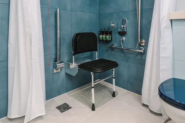 غرفة قياسية بسريرين مزدوجين لذوي الإعاقة، voco Winchester Hotel & Spa By IHG 5/5