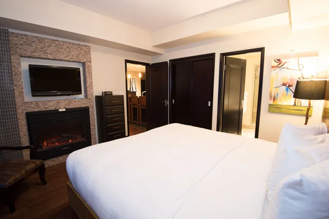 غرفة بسرير كينج بغرفة نوم واحدة مع أريكة يُسمح فيها بالحيوانات الأليفة، COPPER POINT RESORT 5/9