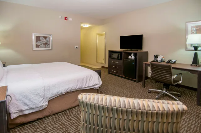 Room, King Bed, Sofa, Hampton Inn Hernando Ms 5/10