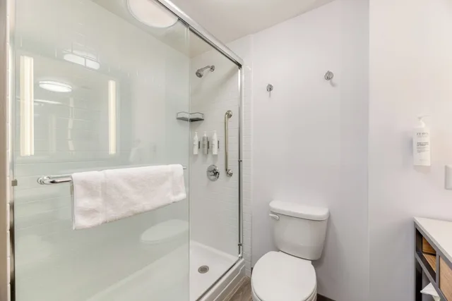 1 Bedroom, Deluxe, Suite, King Bed, Lateral Side Ocean View, Sofa, Balcony، Hilton Garden Inn Outer Banks/Kitty Hawk 7/8