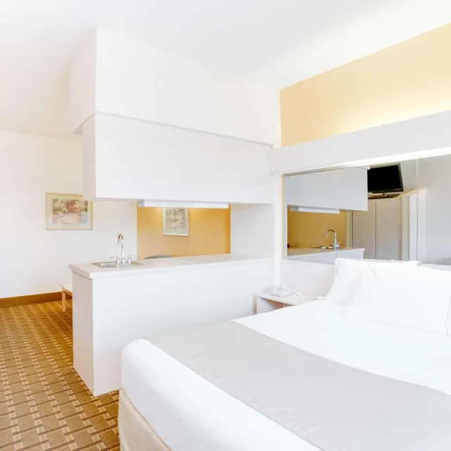 جناح بسرير كوين مع أريكة، SureStay Hotel by Best Western Christiansburg Blacksburg 1/3