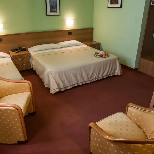 غرفة ثلاثية، Hotel Lux 1/10