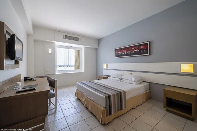 غرفة سوبيريور بسرير كينج بإطلالة على المسبح، Oasis Atlantico Imperial 1/6
