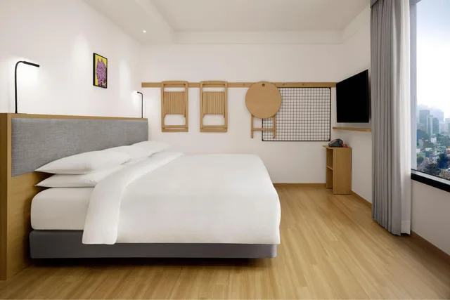 Room, King Bed, Large, Moxy Seoul Insadong 2/5