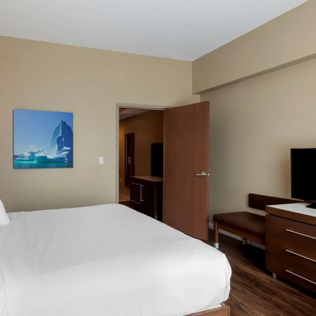 جناح بسرير كينج بغرفة نوم واحدة مع أريكة، Best Western Plus St. John s Airport Hotel and Suites 2/10