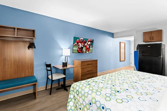 Studio, King Bed, HomeTowne Studios by Red Roof & Conference Center Cortland 4/5