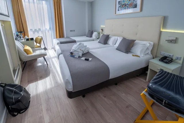 غرفة كومفورت ثلاثية بثلاثة أسرّة، Hotel SERHS Del Port 3/10