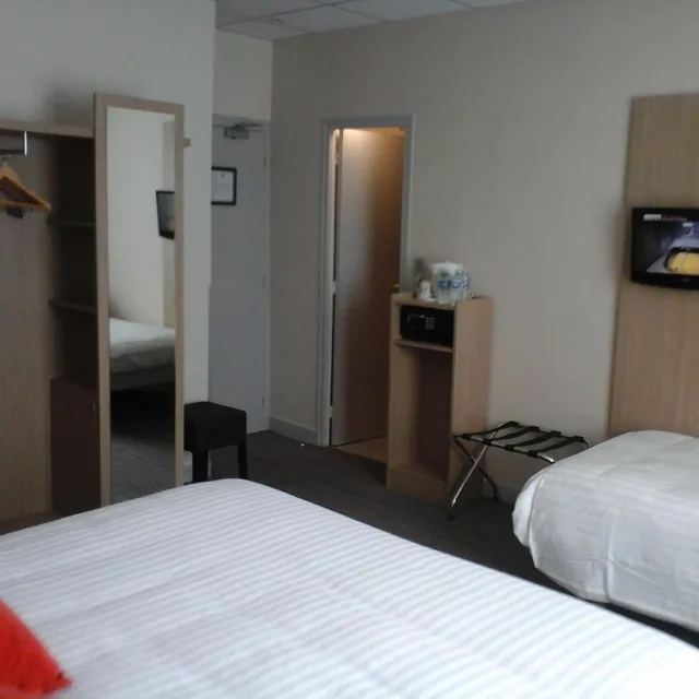 غرفة ثلاثية، Hotel Carmin 2/10