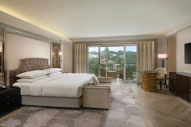 جناح رئاسي بسرير كينج بشرفة بغرفة نوم واحدة مع دخول صالة النادي، Sheraton Bandung Hotel And Tower 1/2