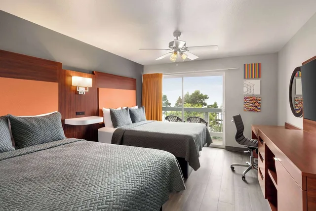 غرفة قياسية بسريرين كوين بإطلالة على البحر يُسمح فيها بالحيوانات الأليفة، Travelodge By Wyndham Depoe Bay 1/6