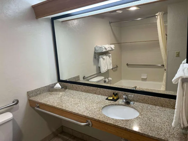 غرفة بسرير كينج بحوض استحمام لذوي الإعاقة، Best Western Plus Caldwell Inn & Suites 8/9