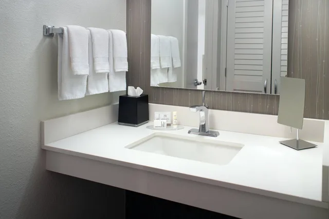 غرفة بسريرين مزدوجين بحوض استحمام لذوي الإعاقة، Courtyard By Marriott Atlanta Airport South Sullivan Road 8/10