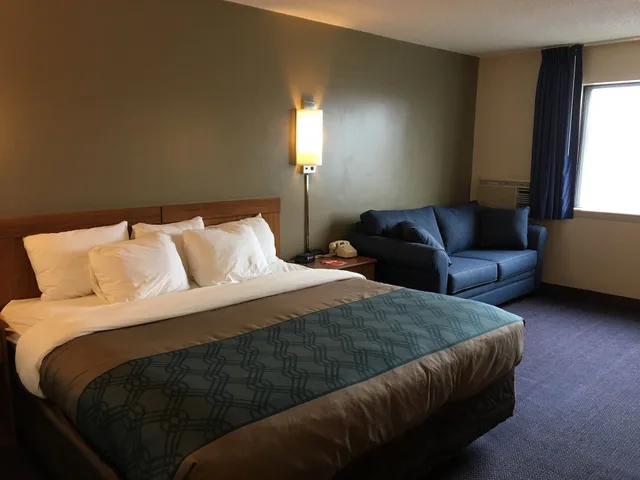 غرفة قياسية بسرير كينج مع أريكة في طابق مرتفع، Econo Lodge Darien Lakes 3/7