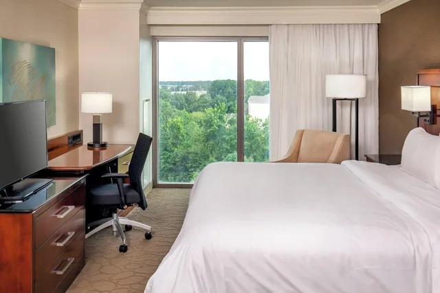 غرفة بسرير مزدوج لذوي الإعاقة، Delta Hotels by Marriott Chesapeake Norfolk 1/6