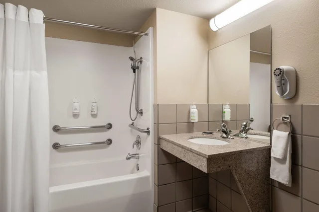 جناح بسرير كينج لذوي الإعاقة، Hawthorn Suites By Wyndham Napa Valley 4/4