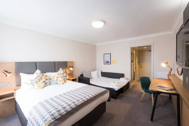 غرفة بريميوم بسرير كوين مع أريكة، Holiday Inn Farnborough by IHG 2/10