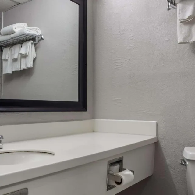 جناح سوبيريور بسرير كينج، Quality Inn Toledo Westgate 3/4