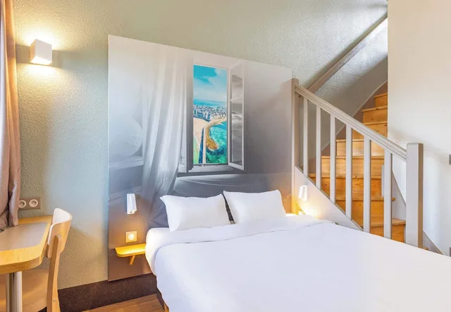 غرفة رباعية بسرير مزدوج وسريرين منفصلين، B&B Hotel Saint Malo Centre 3/6