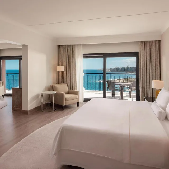 جناح تنفيذي بسرير كينج بإطلالة على البحر، The Westin Dragonara Resort Malta 2/5