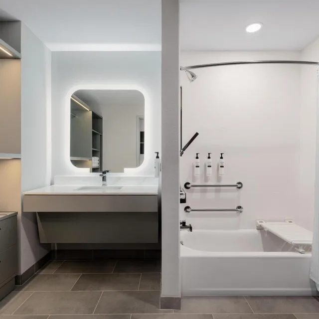 جناح استوديو بسرير كينج بحوض استحمام لذوي الإعاقة، Homewood Suites by Hilton Coppell DFW Airport North 2/2