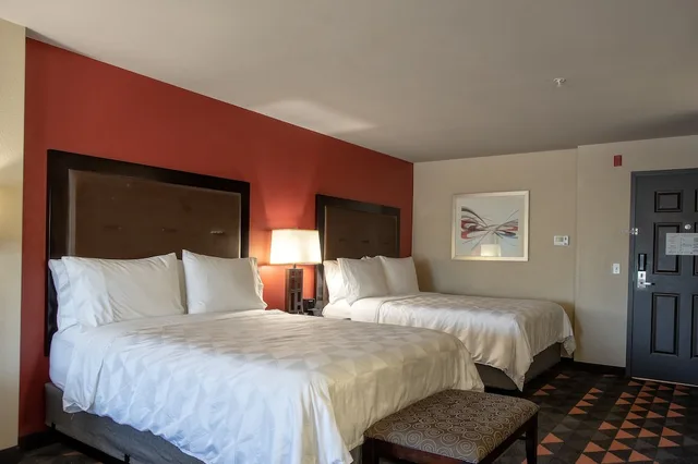 جناح بسريرين كوين مع أريكة، Holiday Inn Oceanside Camp Pendleton Area 3/10