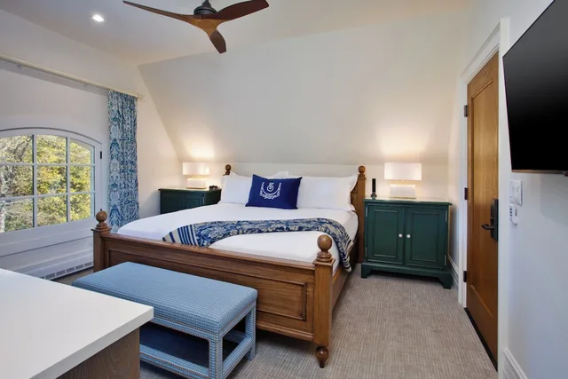 Deluxe, Queen Bed, The Inn At Stonecliffe 2/6